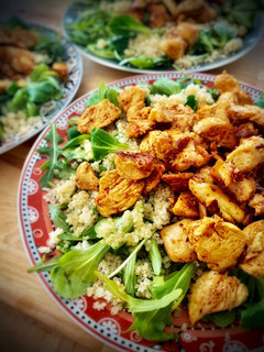 Una foto de Ensalada de rúcula y canónigos con quinoa y pechuga de pollo sabor Cookpad