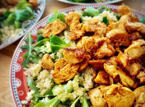 Foto principal de Ensalada de rúcula y canónigos con quinoa y pechuga de pollo sabor Cookpad