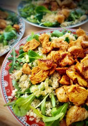 Una foto de Ensalada de rúcula y canónigos con quinoa y pechuga de pollo sabor Cookpad