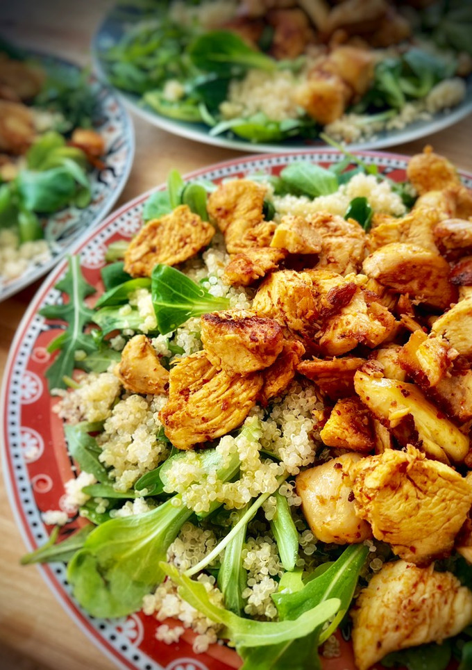 Una foto de Ensalada de rúcula y canónigos con quinoa y pechuga de pollo sabor Cookpad