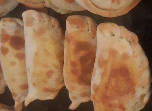 Una foto de Empanadas varias, de Cebolla y queso, Caprese, de pollo, zanahoria y zapallo(coreano)