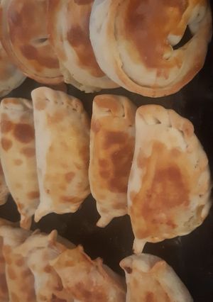 Una foto de Empanadas varias, de Cebolla y queso, Caprese, de pollo, zanahoria y zapallo(coreano)