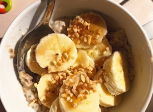Foto di Porridge over night con semi di chia e frutta fresca