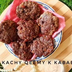 A picture of Kachay Qeemay k kabab.