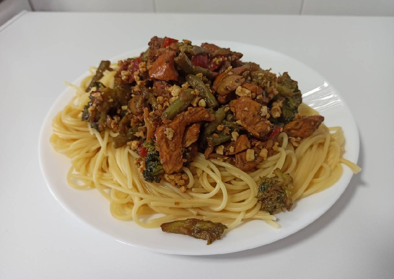 Spaghetti con pollo y verduras