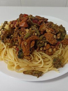 Una foto de Spaghetti con pollo y verduras