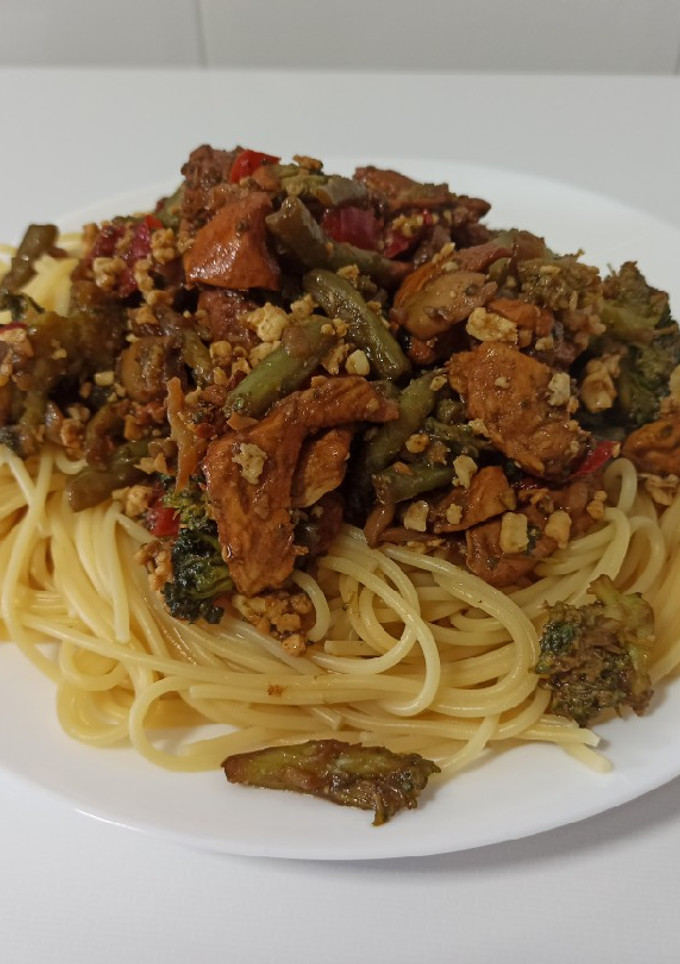 Una foto de Spaghetti con pollo y verduras