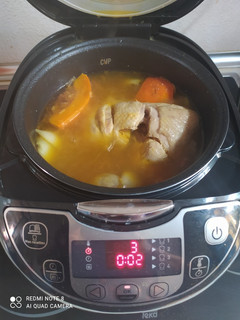 Una foto de Caldo de pollo y verduras en la multicooker 25 en 1 moulinex