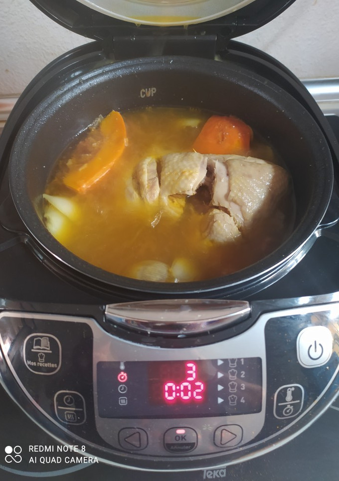Una foto de Caldo de pollo y verduras en la multicooker 25 en 1 moulinex
