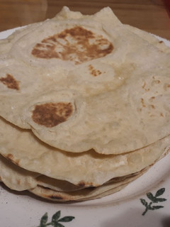 Una foto de Pan de Pita o pan árabe, súper fácil!🧡