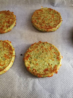 Una foto de Hamburguesas de brócoli y ajos tiernos