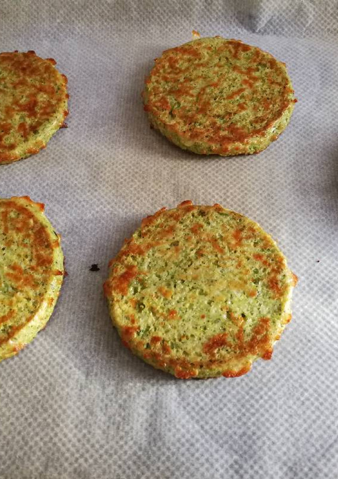 Una foto de Hamburguesas de brócoli y ajos tiernos