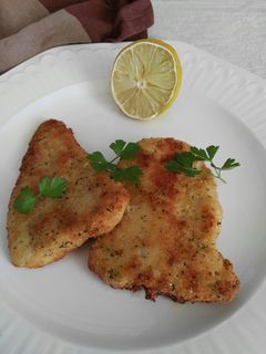 Una foto de Merluza empanada con toque de lima