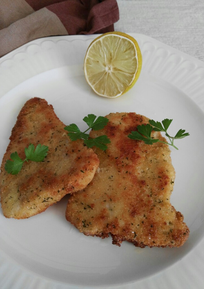 Una foto de Merluza empanada con toque de lima
