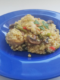 Una foto de Arroz al curry con pollo y verduras