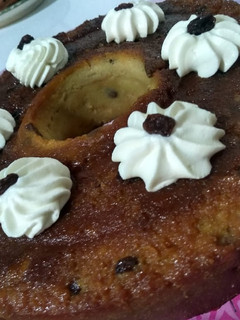 Una foto de Budín de pan con pasas de uva y limón 🍋🍋