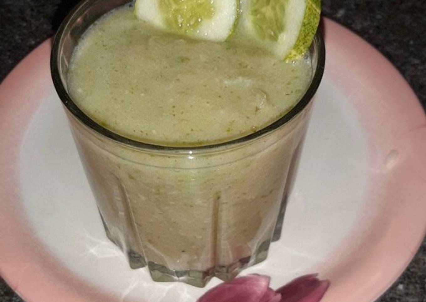 Cucumber & apple smoothie with coconut cream