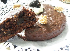 Una foto de Torta húmeda de chocolate, ciruelas y nuez