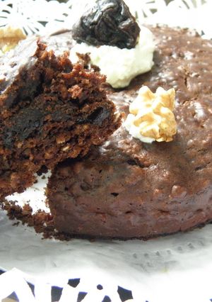 Una foto de Torta húmeda de chocolate, ciruelas y nuez