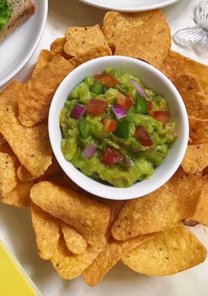 Hình của món Guacamole dip & Corn chips.