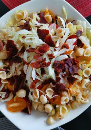 A picture of BLT Macaroni Salad.