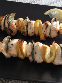 Foto di Spiedini di pollo al profumo di limone e alloro