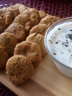 Una foto de Croquetas de garbanzo (faláfel) con salsa de yogurt (con kéfir)