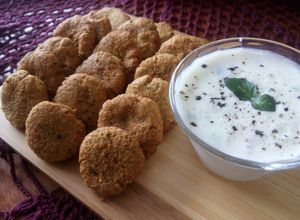 Una foto de Croquetas de garbanzo (faláfel) con salsa de yogurt (con kéfir)