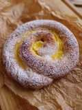 Ensaimada de limón y anís con crema pastelera