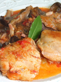 Una foto de Pollo en salsa de pimientos morrones y setas variados