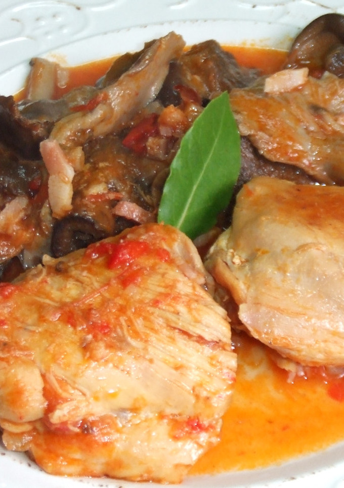 Una foto de Pollo en salsa de pimientos morrones y setas variados