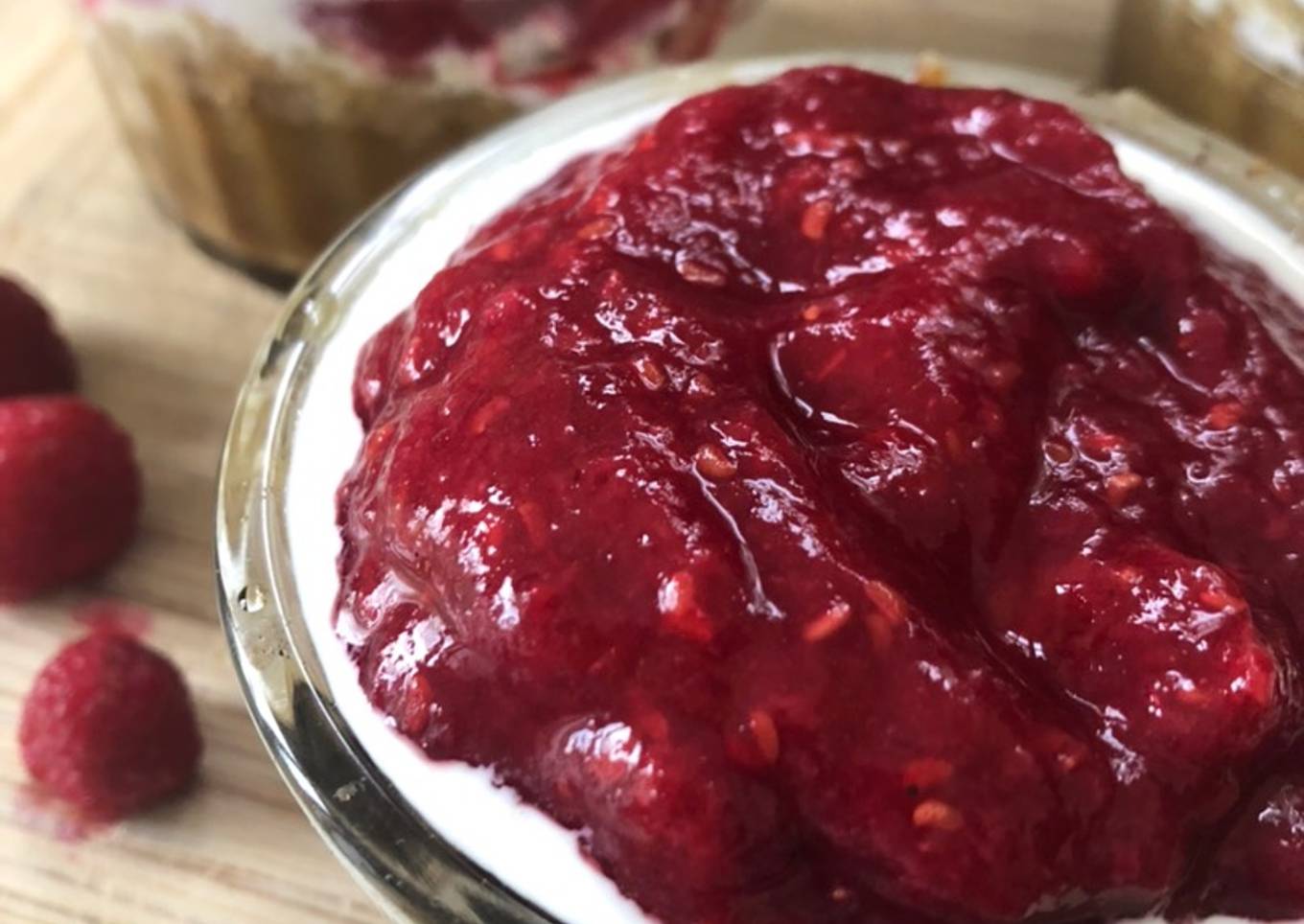 Moelleux pralin et sa compotée de pommes framboises