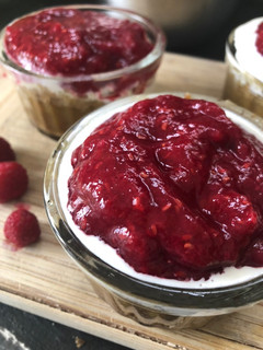 Une photo de Moelleux pralin et sa compotée de pommes framboises