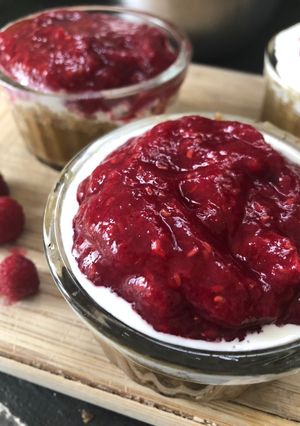 Une photo de Moelleux pralin et sa compotée de pommes framboises