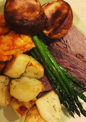 A picture of Sunday Roast (Beef) with all the trimmings.