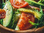 Una foto de salsa verde con palta