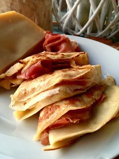 Una foto de Creps salados de jamón serrano y queso