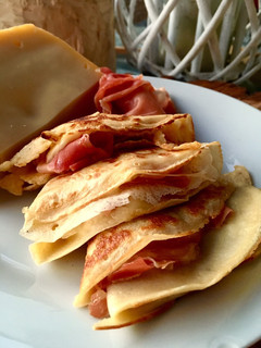 Una foto de Creps salados de jamón serrano y queso