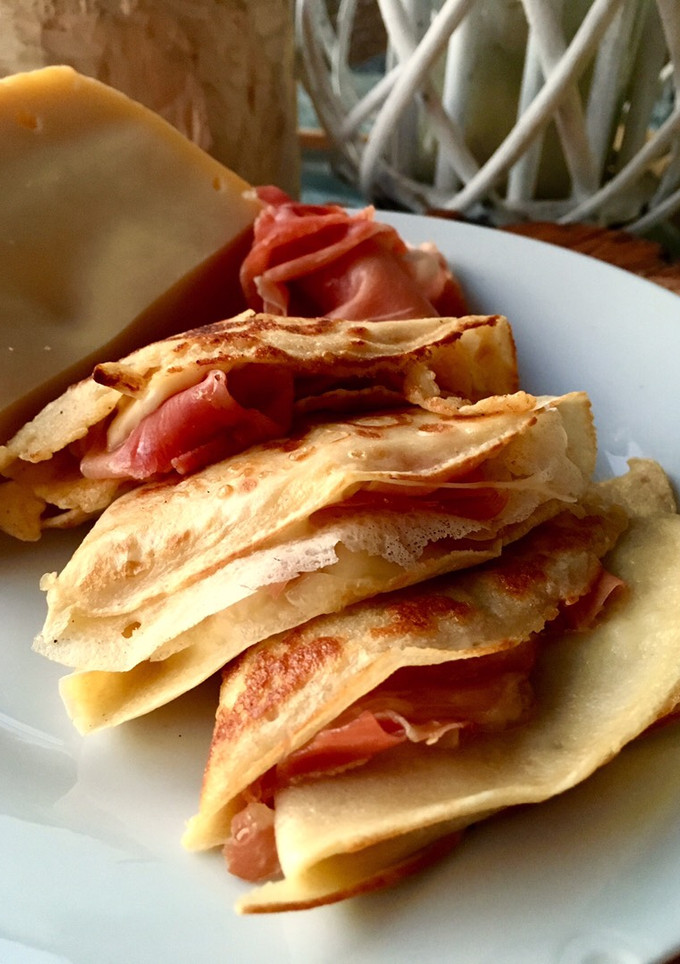 Una foto de Creps salados de jamón serrano y queso