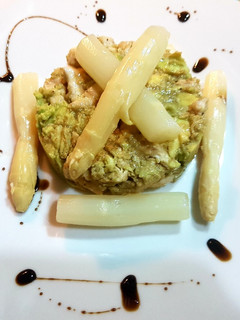 Una foto de Timbal de pollo y aguacate