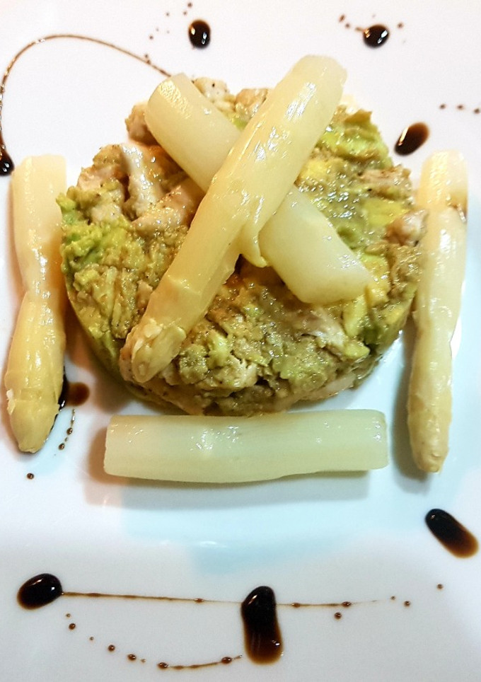 Una foto de Timbal de pollo y aguacate