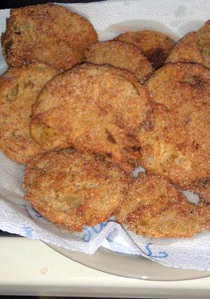 A picture of crispy fried green tomatoes.