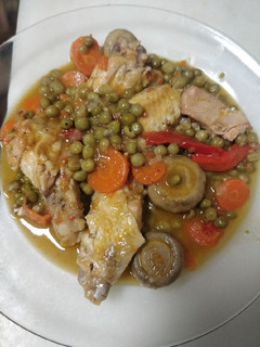 Una foto de Guiso de conejo y pollo con verduras y champiñones