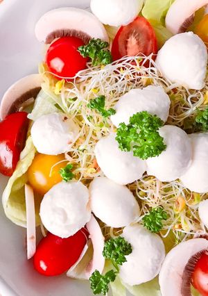 Hình của món 💚 Salad Mầm Cỏ Linh Lăng & Phô Mai Mozzarella Tươi Mini.