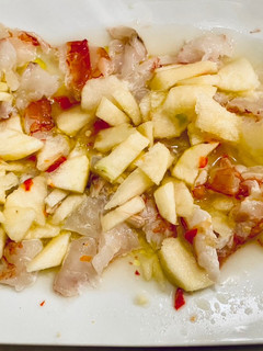 Una foto de Carpaccio gambón y manzana