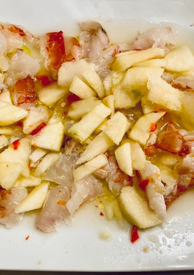 Una foto de Carpaccio gambón y manzana