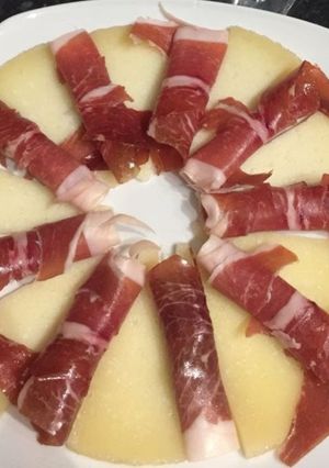 Una foto de Jamón serrano ibérico y queso del aljibe elaborado en Rodenas