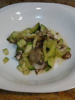 Una foto de Calabacín y boletus al papillote