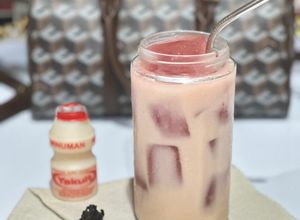 Foto resep Es Teh Rosella Yakult