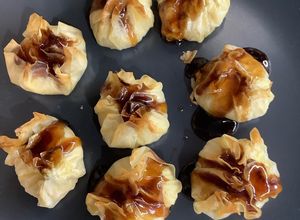Una foto de Saquitos de puerro y queso